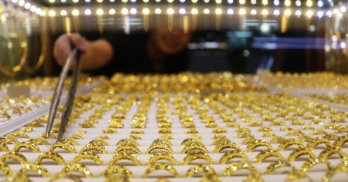 Giá vàng thế giới rơi xuống đáy 1 tháng