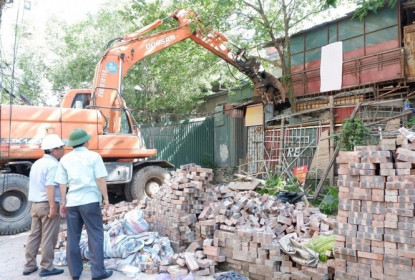 Cưỡng chế thu hồi khu đất bị chiếm dụng gần 10 năm ở hồ Ba Mẫu