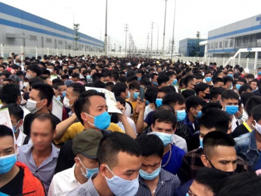 Tấp nập dự tuyển vào nhà máy của Apple
