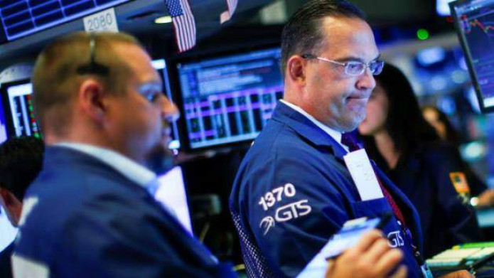 Ám ảnh về số ca nhiễm Covid-19, Dow Jones “bốc hơi” hơn 700 điểm