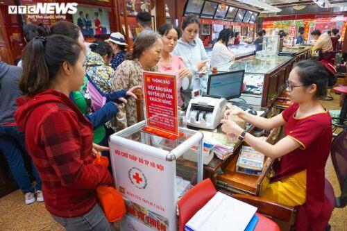 Vàng đắt chưa từng có, dân rồng rắn kéo nhau đi bán