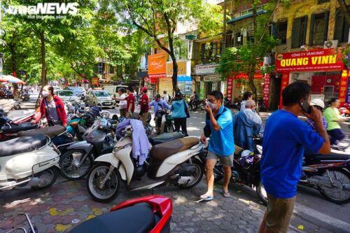 Vàng đắt chưa từng có, dân rồng rắn kéo nhau đi bán