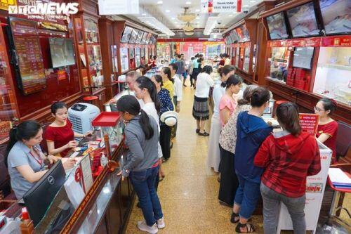 Vàng đắt chưa từng có, dân rồng rắn kéo nhau đi bán