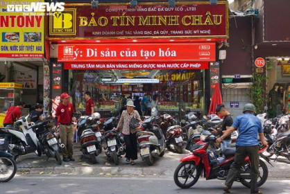Vàng đắt chưa từng có, dân rồng rắn kéo nhau đi bán