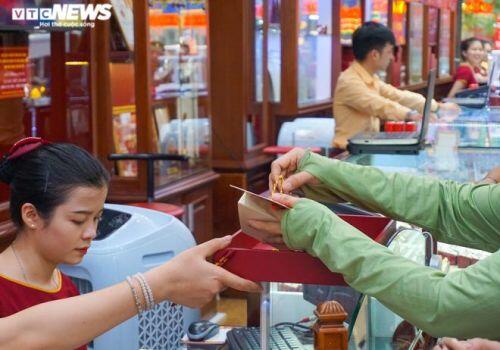 Vàng đắt chưa từng có, dân rồng rắn kéo nhau đi bán