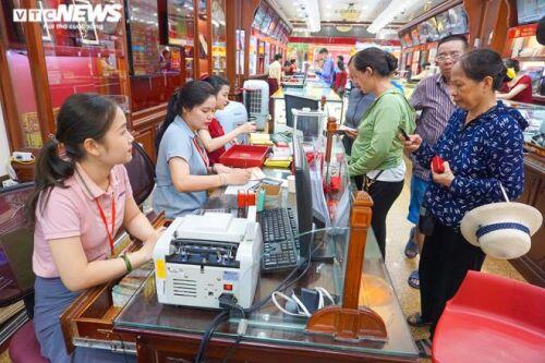 Vàng đắt chưa từng có, dân rồng rắn kéo nhau đi bán