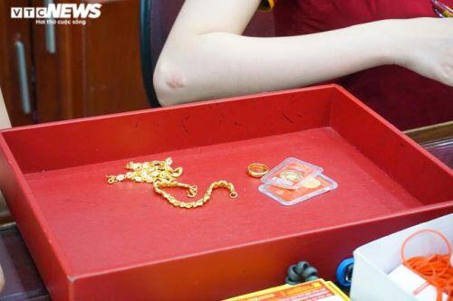 Vàng đắt chưa từng có, dân rồng rắn kéo nhau đi bán