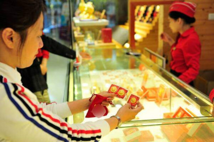 Giá vàng thế giới vượt xa trong nước, đây có phải thời điểm để mua vào?