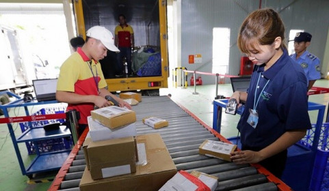 Thu thuế bán hàng trực tuyến: Khó khăn nhưng sẽ không 'thả nổi'