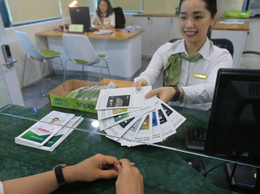 Ngân hàng “săn” khách mua bảo hiểm