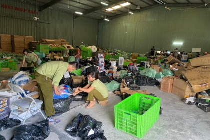 Bắt giữ kho hàng lậu lớn 'ẩn' cạnh kho hải quan