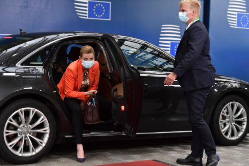 Sau cùi chỏ, khẩu trang và quà sinh nhật, EU vẫn bế tắc