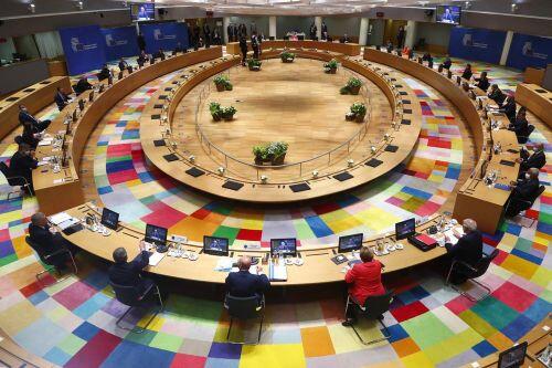 Sau cùi chỏ, khẩu trang và quà sinh nhật, EU vẫn bế tắc