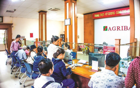 Thẻ thấu chi nông nghiệp: Cho vay lãi suất 720%/năm hết "đất diễn"