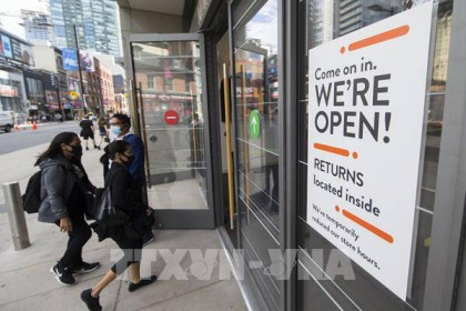 Canada cảnh báo nguy cơ lây lan dịch COVID-19 từ các quán bar và nông trang