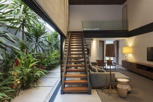 Ngôi nhà “lạ” vì tầng trệt không xây tường