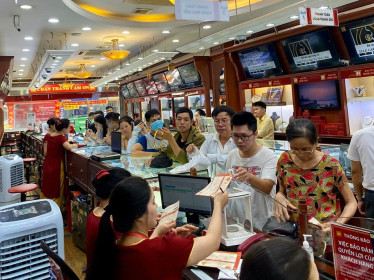 Giá vàng tăng 'điên loạn': Người xếp hàng chờ bán, kẻ vác cả bao tải tiền đi mua vàng