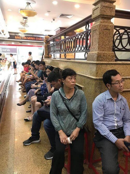 Giá vàng tăng 'điên loạn': Người xếp hàng chờ bán, kẻ vác cả bao tải tiền đi mua vàng