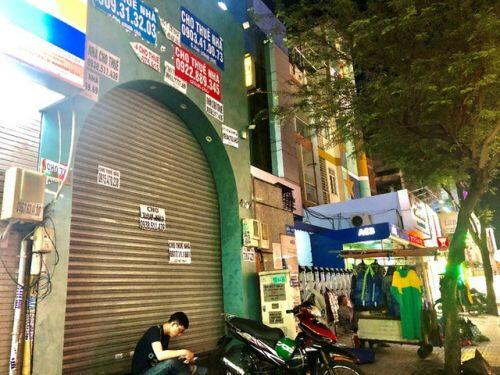 Mặt bằng mời gọi cho thuê tràn ngập các tuyến đường ở TPHCM
