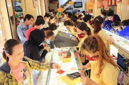 Vàng lên 56 triệu đồng/lượng, thị trường nơi nhộn nhịp nơi trầm lắng
