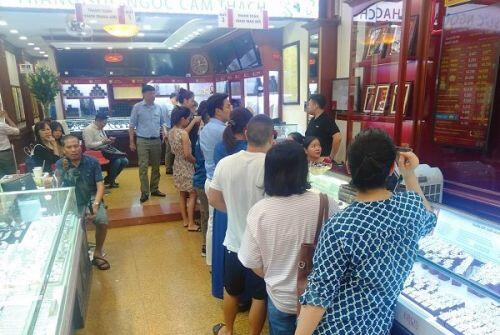 Vàng lên 56 triệu đồng/lượng, thị trường nơi nhộn nhịp nơi trầm lắng