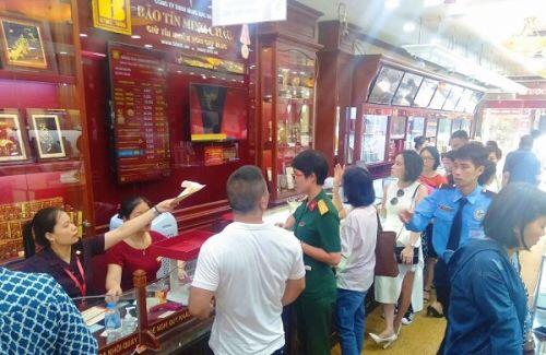 Vàng lên 56 triệu đồng/lượng, thị trường nơi nhộn nhịp nơi trầm lắng