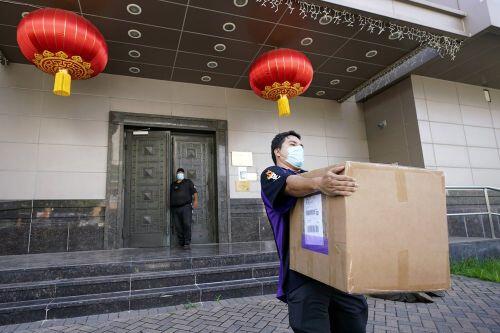 Nhân viên dọn đồ khỏi Tổng lãnh sự quán Trung Quốc tại Houston