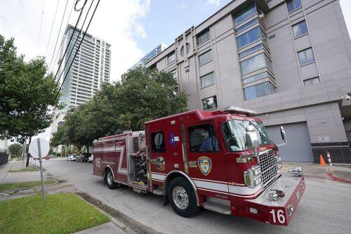 Nhân viên dọn đồ khỏi Tổng lãnh sự quán Trung Quốc tại Houston