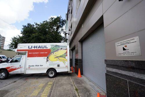 Nhân viên dọn đồ khỏi Tổng lãnh sự quán Trung Quốc tại Houston