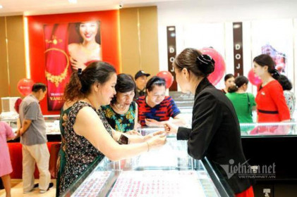 Giá vàng hôm nay 25/7: Được đà lên đỉnh, dấu hiệu làm giá