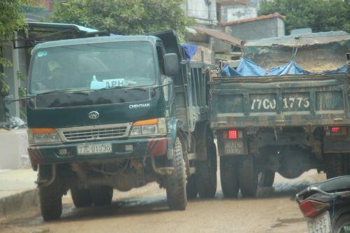 Hỗn loạn khai thác đất "lậu" ở Bình Định, dân bức xúc, chính quyền "đá" trách nhiệm