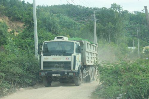 Hỗn loạn khai thác đất "lậu" ở Bình Định, dân bức xúc, chính quyền "đá" trách nhiệm
