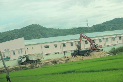 Hỗn loạn khai thác đất "lậu" ở Bình Định, dân bức xúc, chính quyền "đá" trách nhiệm
