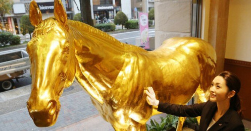 Giá vàng lập kỷ lục mới, tiến gần hơn đến ngưỡng 2.000USD/ounce