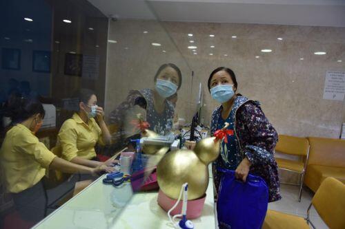 Vàng lên 56,8 triệu /lượng, người dân phản ứng ra sao trong cơn sốt giá vàng?