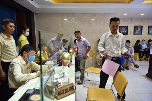 Vàng lên 56,8 triệu /lượng, người dân phản ứng ra sao trong cơn sốt giá vàng?