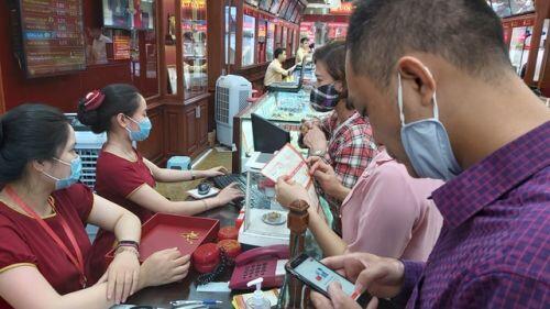 Bão giá vàng: Tiền tỷ khó mua, cụ bà 80 tuổi dốc hết lương hưu vào vàng