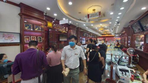 Bão giá vàng: Tiền tỷ khó mua, cụ bà 80 tuổi dốc hết lương hưu vào vàng