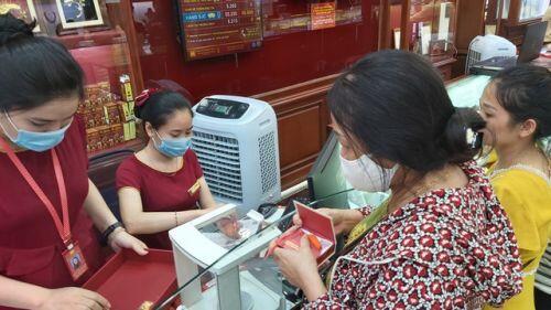 Bão giá vàng: Tiền tỷ khó mua, cụ bà 80 tuổi dốc hết lương hưu vào vàng
