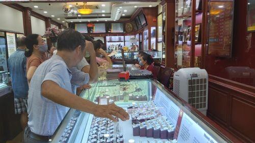 Bão giá vàng: Tiền tỷ khó mua, cụ bà 80 tuổi dốc hết lương hưu vào vàng