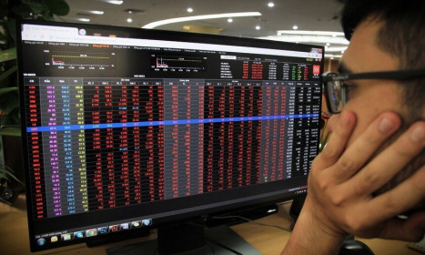 Giao dịch chứng khoán sáng 27/7: Lại ồ ạt bán tháo, VN-Index lao dốc mạnh