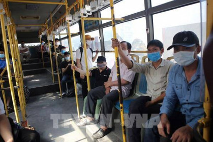 Hà Nội yêu cầu đeo khẩu trang tại khu vực nhà ga, bến tàu, xe