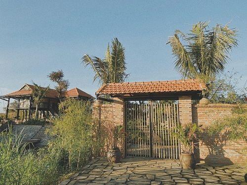 Mua lại nhà sàn cũ, gia đình ở Tây Nguyên làm nhà vườn 3.000m2 tuyệt đẹp