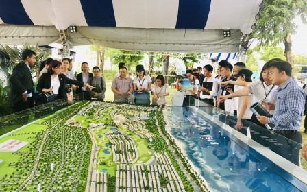 Dịch Covid-19 "lượn lờ", người mua bất động sản dè dặt "xuống tiền", chờ thời bắt đáy