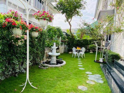 Căn biệt thự có khu vườn “hoa nở suốt 4 mùa” đẹp tuyệt ở Sài Gòn