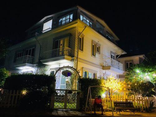 Căn biệt thự có khu vườn “hoa nở suốt 4 mùa” đẹp tuyệt ở Sài Gòn