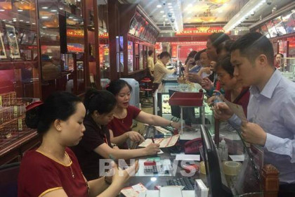 Tiếp tục lao dốc, giá vàng sáng 12/8 tuột mốc 53 triệu đồng/lượng