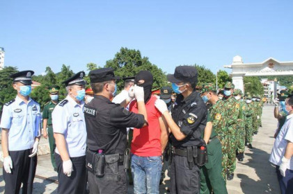 Trao trả 20 người trốn truy nã cho Trung Quốc, tạm giam kẻ môi giới