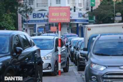 Bỏ tiền tỷ mua nhà, người Hà Nội phải "cắn răng" đỗ xế hộp trên vỉa hè
