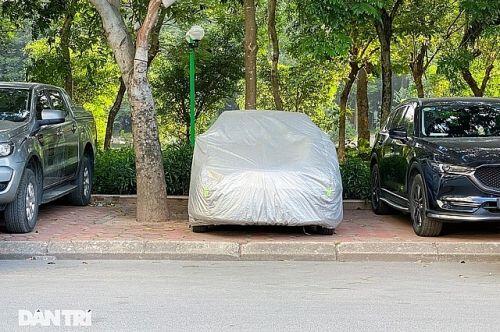 Bỏ tiền tỷ mua nhà, người Hà Nội phải "cắn răng" đỗ xế hộp trên vỉa hè
